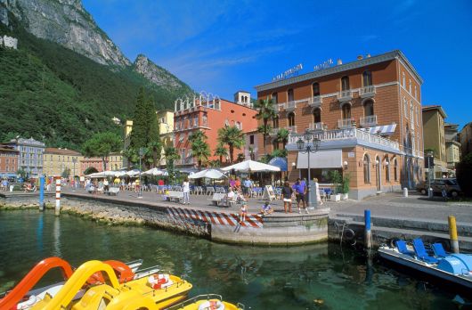 Die Uferpromenade von Riva del Garda am Gardasee Die Uferpromenade von Riva del Garda am Gardasee