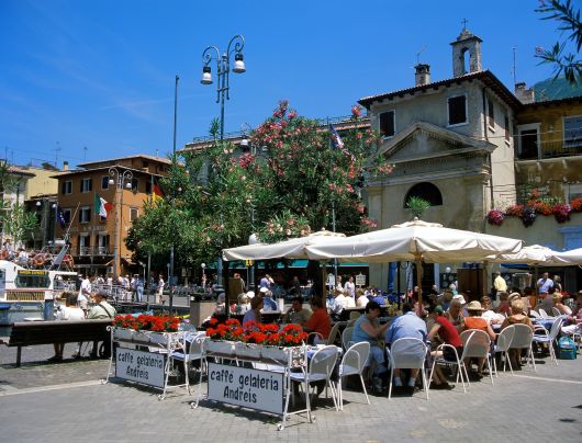 Die Hafenpromenade von Malcesine am Gardasee Die Hafenpromenade von Malcesine am Gardasee