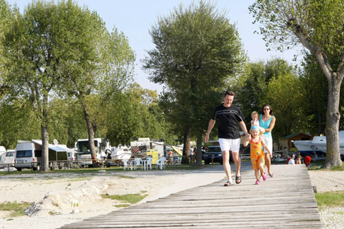 Familie im Campingurlaub Familie im Campingurlaub